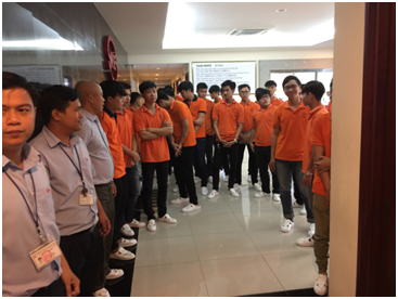 Các em sinh viên đang phân 3 nhóm đứng đầu các bộ phận tham quan nhà máy