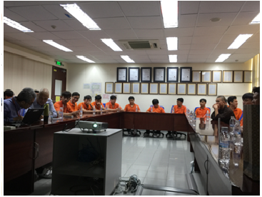 Các em sinh viên tập trung thảo luận sau khi tham quan nhà máy