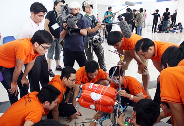 Phóng viên NHK quay hình Robocon