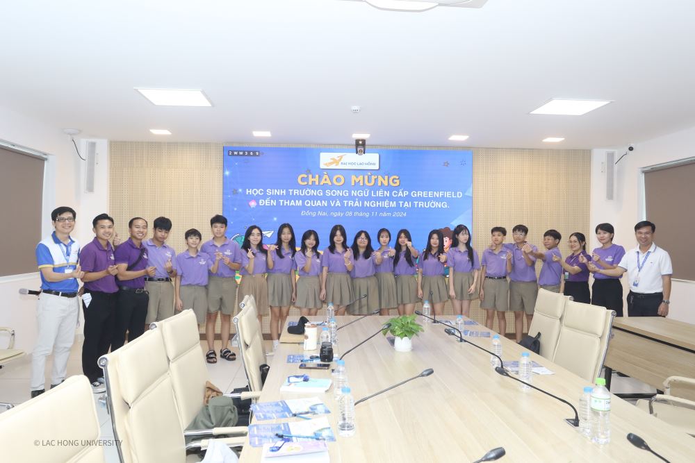 Các bạn làm quen với robot của LHU, phục vụ ngành AI