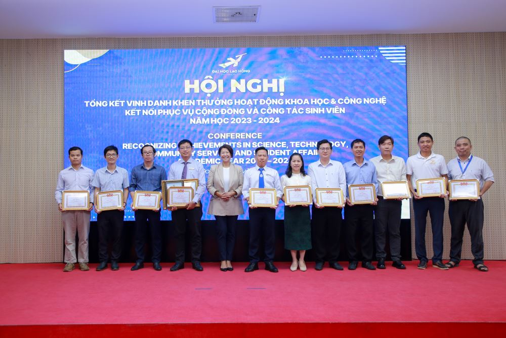 Vinh Danh Thành Tựu Năm Học 2023-2024 Khoa Học, Cộng Đồng và Sinh Viên Năm học 2023-2024, trường Đại học Lạc Hồng đã ghi nhận nhiều thành tựu đáng kể trong các lĩnh vực Khoa học và Công nghệ, kết nối phục vụ cộng đồng, và công tác sinh viên. Đây là kết quả của sự nỗ lực không ngừng nghỉ của toàn thể giảng viên, sinh viên, và các bộ phận liên quan trong nhà trường. “Một trong 3 mục tiêu được LHU chú trọng phát triển, thứ nhất là hoạt động đào tạo, thứ hai là hoạt động nghiên cứu khoa học và chuyển giao công nghệ, thứ 3 là hoạt động kết nối phục vụ cộng đồng. Trong đó, việc đẩy mạnh hoạt động nghiên cứu khoa học và chuyển giao công nghệ tại các trường đại học có ý nghĩa vô cùng quan trọng. Nó không chỉ nâng cao chất lượng đào tạo và uy tín học thuật của nhà trường, mà còn thúc đẩy sự phát triển kinh tế-xã hội thông qua việc ứng dụng các kết quả nghiên cứu vào thực tiễn. Hơn nữa, việc kết nối với cộng đồng giúp tạo ra môi trường học tập năng động, kích thích sự sáng tạo và khởi nghiệp trong sinh viên. Điều này cũng đóng góp vào việc giải quyết các vấn đề thực tiễn của địa phương và đất nước, tạo sự gắn kết chặt chẽ giữa nhà trường và xã hội.” - Tiến sĩ Lâm Thành Hiển - Hiệu trưởng nhà trường chia sẻ tại sự kiện Tổng kết đánh giá những kết quả về hoạt động Khoa học và công nghệ (KH&CN), giải pháp sáng kiến, Kết nối-phục vụ cộng đồng (KN-PVCĐ) và công tác sinh viên Nhà trường đã đạt được trong năm học 2023-2024. Sự kiện diễn ra vào sáng ngày 17/7/2024. Không chỉ tập trung vào nghiên cứu, Trường Đại học Lạc Hồng còn đặc biệt chú trọng đến các hoạt động kết nối phục vụ cộng đồng. Nhà Trường đã triển khai nhiều chương trình tình nguyện, hỗ trợ người dân địa phương, đặc biệt là ở các vùng khó khăn. Bên cạnh đó, Công tác sinh viên là một trong những nhiệm vụ quan trọng của Trường Đại học Lạc Hồng. Trong năm học 2023-2024, nhà trường đã triển khai nhiều chương trình và hoạt động nhằm nâng cao chất lượng giáo dục toàn diện cho sinh viên. Nhằm ghi nhận và động viên những đóng góp xuất sắc, Trường Đại học Lạc Hồng đã tổ chức buổi lễ vinh danh và khen thưởng cho các cá nhân và tập thể có thành tích nổi bật trong năm học 2023-2024. Buổi lễ đã diễn ra trong không khí trang trọng và ấm cúng, với sự tham gia của toàn thể cán bộ, giảng viên, nhân viên. Buổi lễ vinh danh không chỉ là dịp để nhìn lại những thành quả đã đạt được mà còn là nguồn động viên to lớn, khích lệ tinh thần học tập và nghiên cứu của toàn thể cán bộ, giảng viên và nhân viên trong Trường. Năm học 2023-2024 đã khép lại với nhiều thành công rực rỡ, đánh dấu một bước phát triển mới của Trường Đại học Lạc Hồng. Những kết quả đạt được trong hoạt động khoa học và công nghệ, kết nối phục vụ cộng đồng và công tác sinh viên không chỉ khẳng định vị thế của nhà trường mà còn mở ra những triển vọng tươi sáng cho tương lai. Nhìn lại chặng đường đã qua, Trường Đại học Lạc Hồng đã rất tự hào về những thành tựu đã đạt được và cùng nhau hướng tới những mục tiêu cao hơn. Với sự quyết tâm và nỗ lực không ngừng, chắc chắn Trường Đại học Lạc Hồng sẽ tiếp tục gặt hái nhiều thành công hơn nữa, trở thành một trong những ngôi trường hàng đầu của cả nước, nơi đào tạo những thế hệ sinh viên tài năng, tri thức và giàu lòng nhân ái, góp phần xây dựng một xã hội phát triển và văn minh. Qua đó, Hiệu trưởng Nhà Trường đã phát động phong trào thi đua về KH&CN, KN-PVCĐ năm học 2024 –2025.