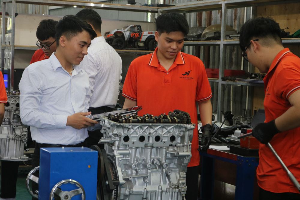 Sinh viên ngành Công nghệ Kỹ thuật Ô tô rèn luyện tại nghề tại LHU