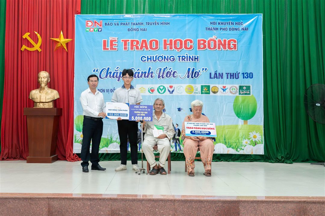 LHU awarded a full scholarship worth VND 152 million to Nguyen Le Tan Phat