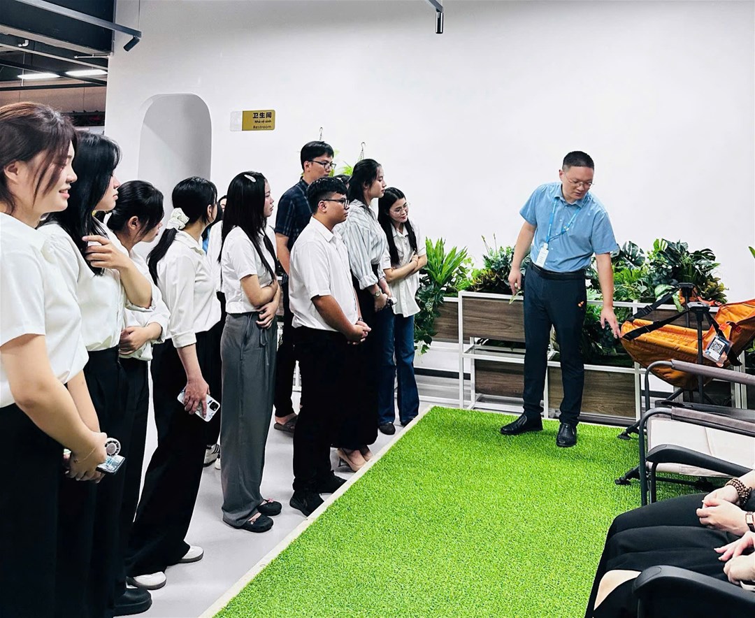 Sinh viên Ngôn ngữ Trung Quốc trải nghiệm tham quan thực tế tại doanh nghiệp